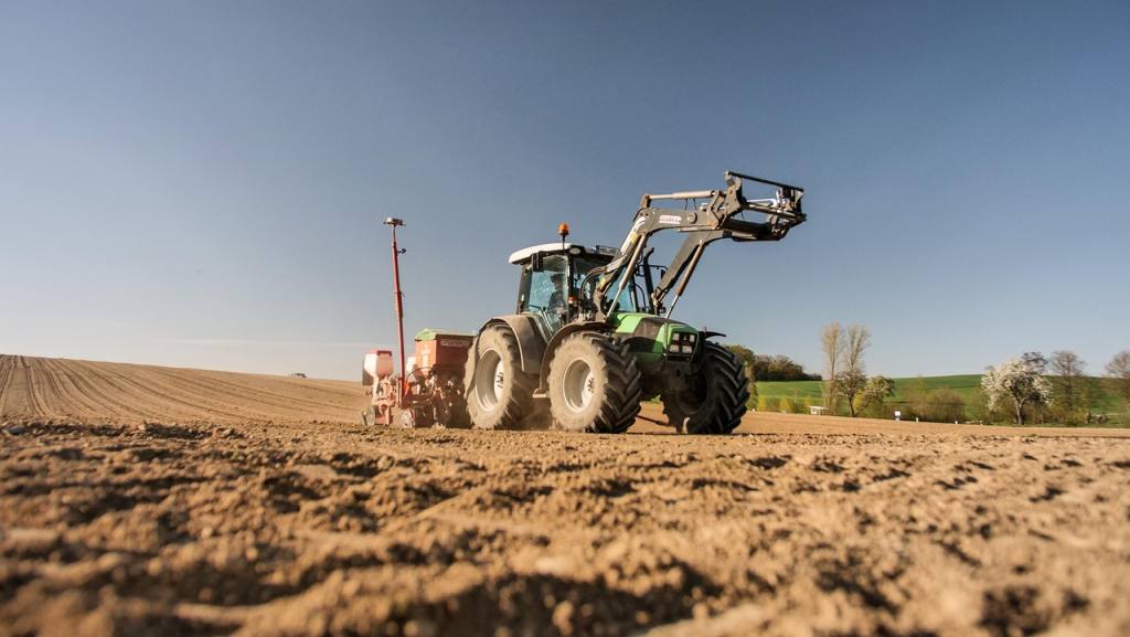 tractor, vehicle, farming, machine, agriculture, plowing, soil, field, earth, ground, auto, automobile, rapsaussaat, bauer, saat, bauer, bauer, bauer, bauer, bauer