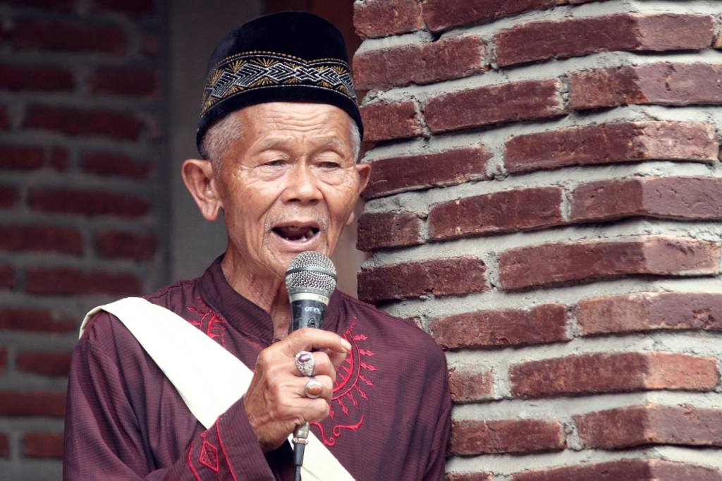 juru kunci, old man, speech, indonesian, microphone, talk, speak, blangkon, orang tua, elderly, senior, tradition, culture, banyumas, java, blangkon, orang tua, orang tua, orang tua, orang tua, orang tua