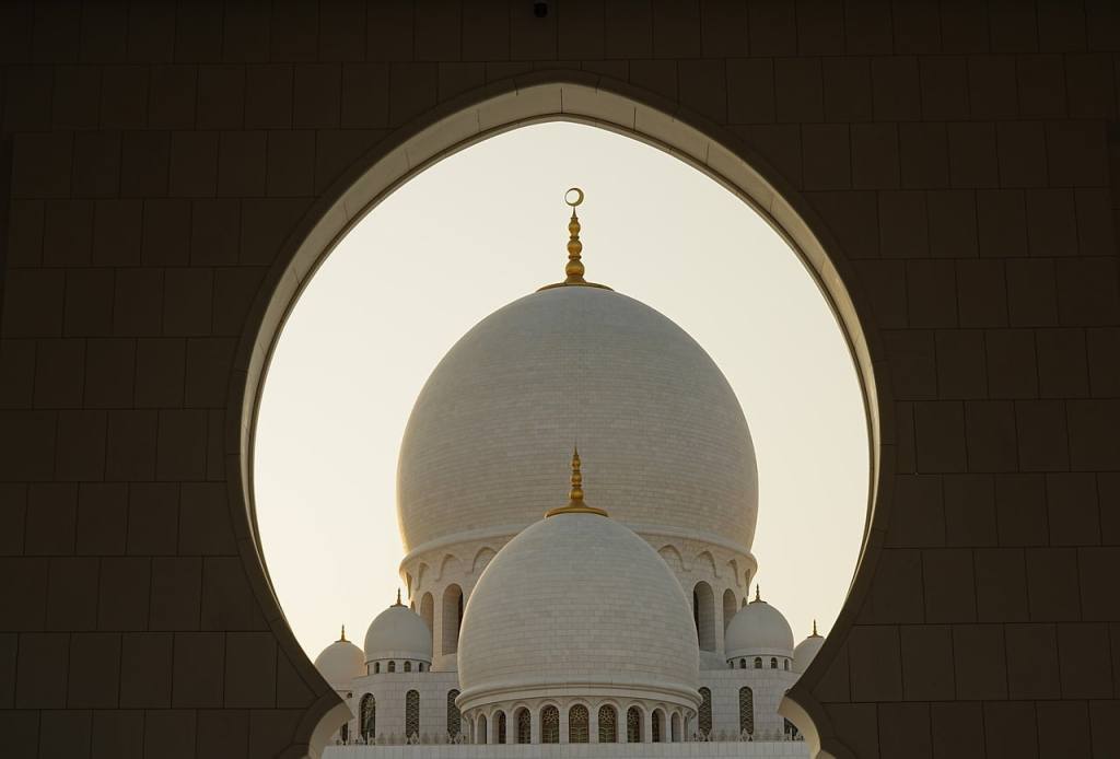 mosque, architecture, islam, arabic, dome, emirates, religion, middle east, white, abu dhabi, prayer, islamic culture, peace, reflection, gold, holy sites, spirituality, place of worship, sacred, cultural heritage